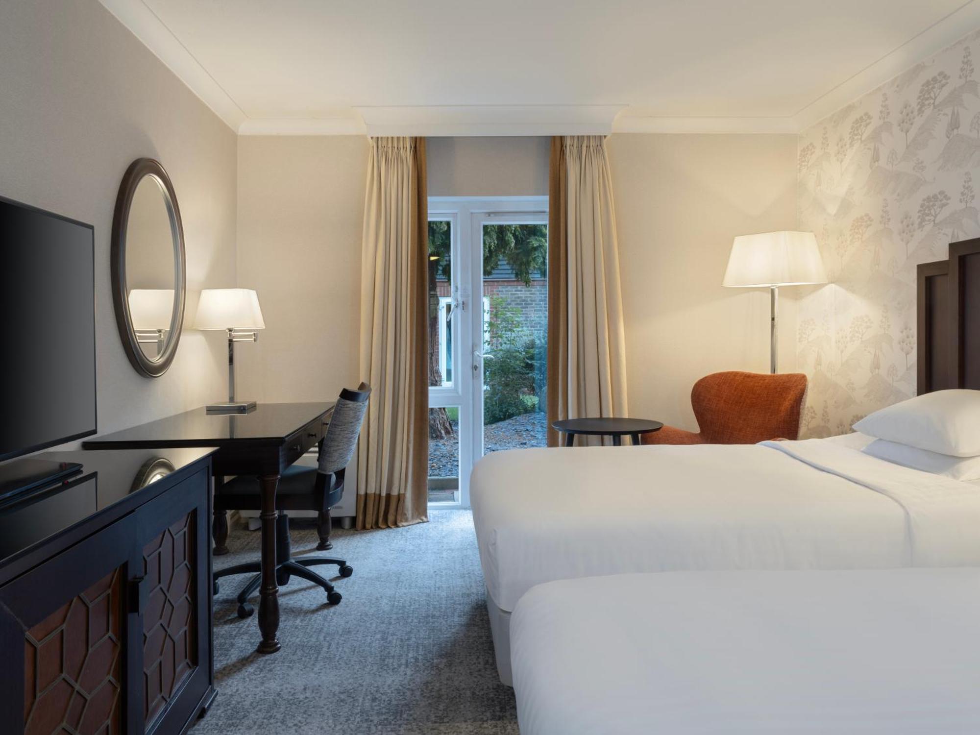 Delta Hotels By Marriott Tudor Park Country Club Мейдстон Экстерьер фото